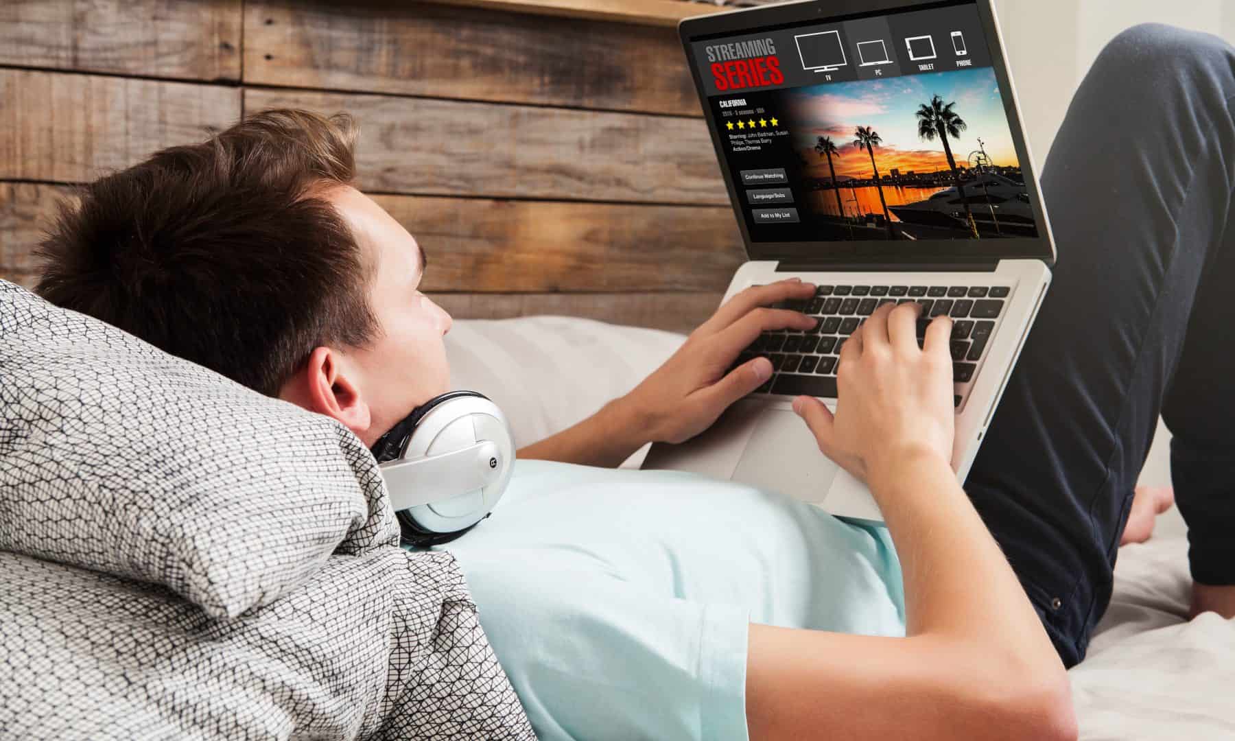 homem assistindo a séries online por um notebook