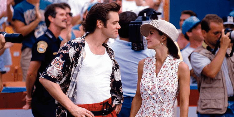 O primeiro filme de Ace Ventura teve também a atriz Courtney Cox ('Friends'). Imagem: Warner Bros/Divulgação