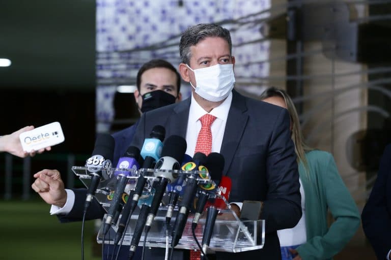 Presidente da Câmara dos Deputados, Arthur Lira, dando entrevista