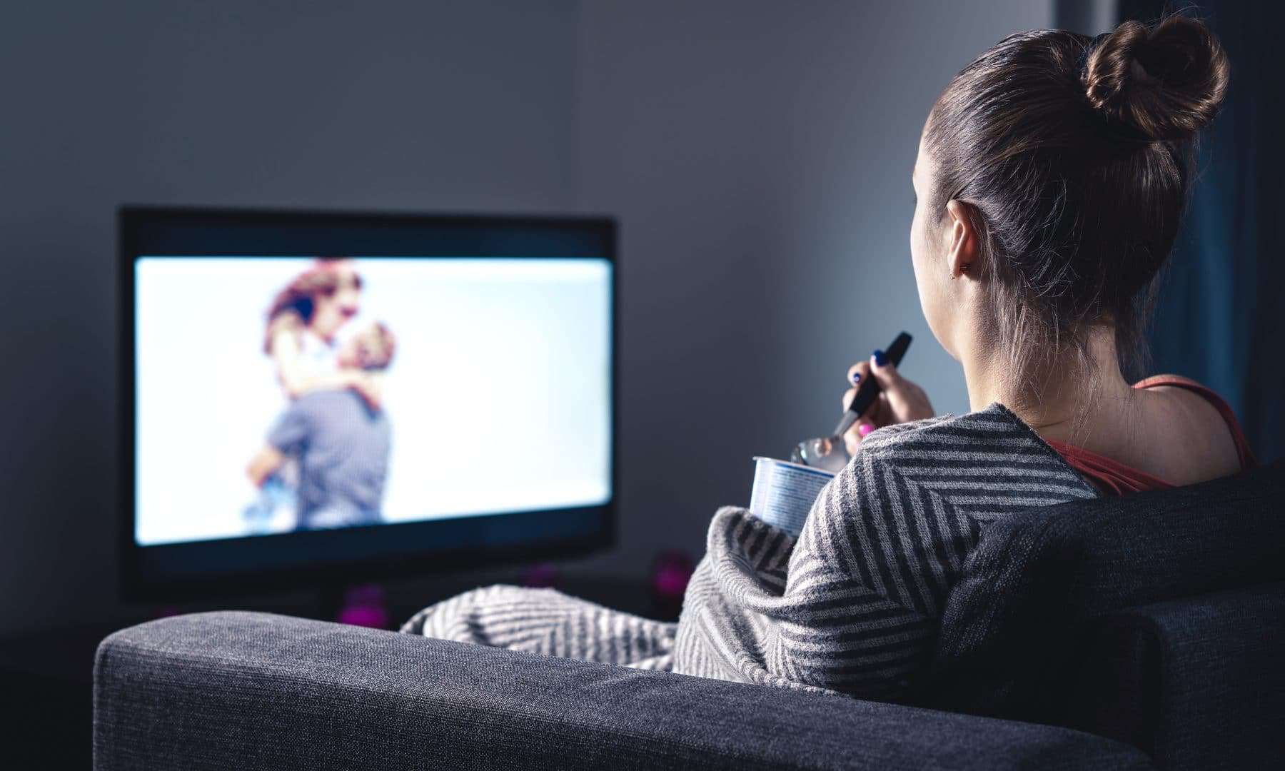 mulher assistindo televisão