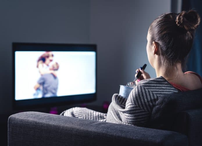 mulher assistindo televisão