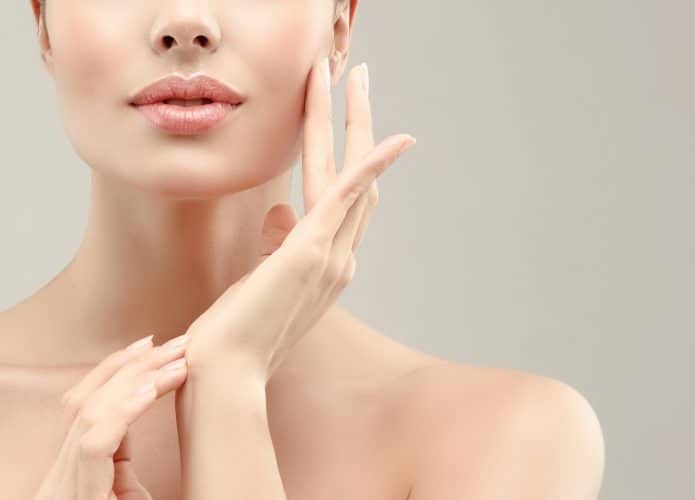Mulher jovem bonita com pele limpa e fresca. Cuidados com o rosto de beleza menina. Tratamento facial.