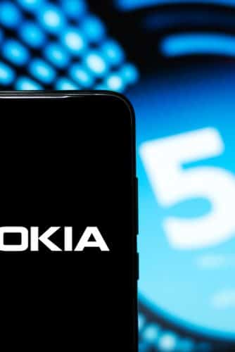 Tela de um celular exibe o logotipo da Nokia; ao fundo