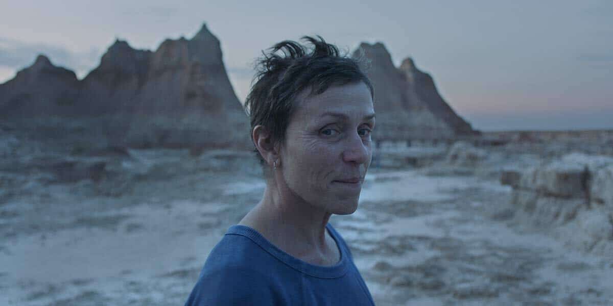 frances mcdormand em cena no filme nomadland