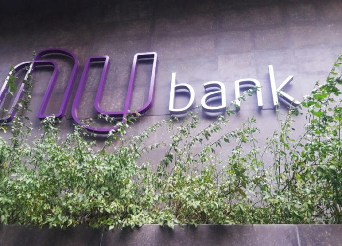 Fachada do prédio do banco digital Nubank, com o logo da marca