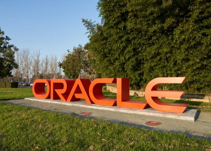 Logo da Oracle feito em letreiro caixa, sob um framado
