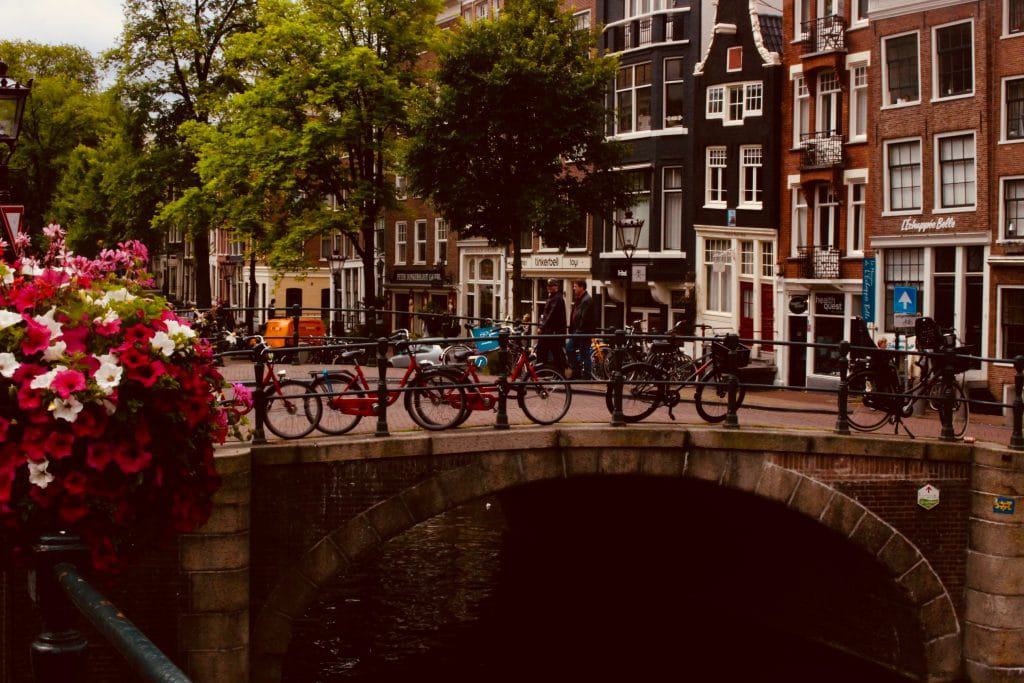 Bicicletas estacionadas em ponte, em Amsterdã, na Holanda.