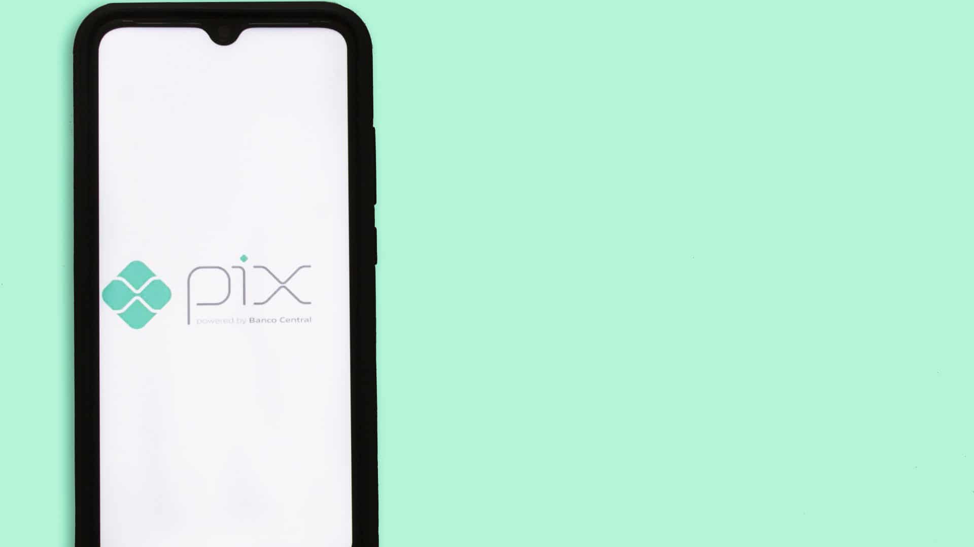 Logotipo do PIX aparece na tela de um smartphone