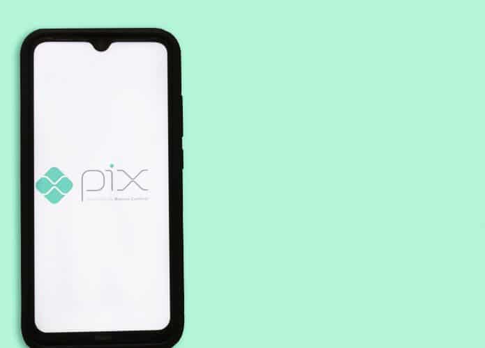 Logotipo do PIX aparece na tela de um smartphone