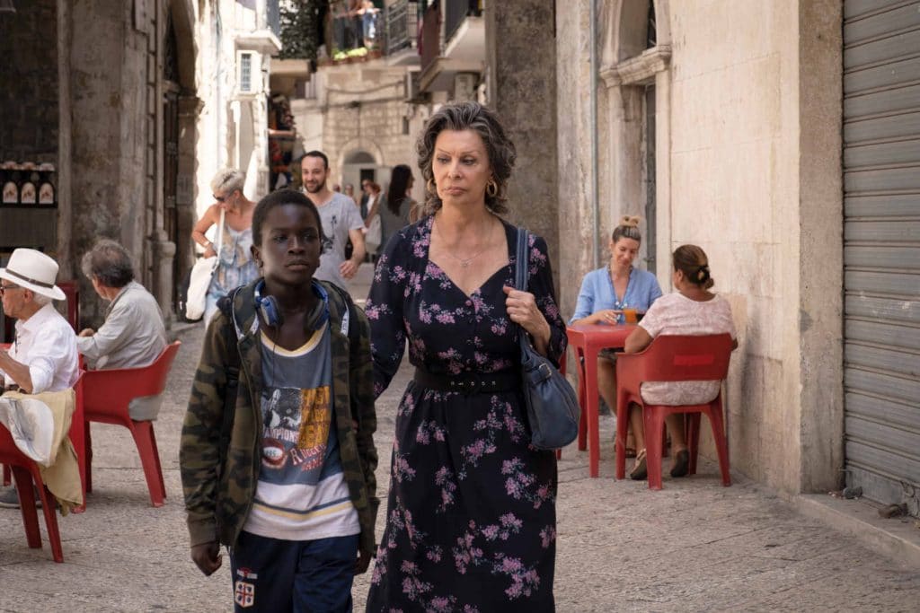 Ibrahima Gueye e Sophia Loren em 'Rosa e Momo'. Imagem: Regine de Lazzaris/Netflix