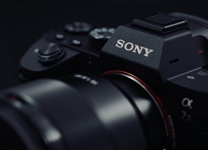 Imagem de uma câmera da Sony, destacando a logomarca no topo do aparelho