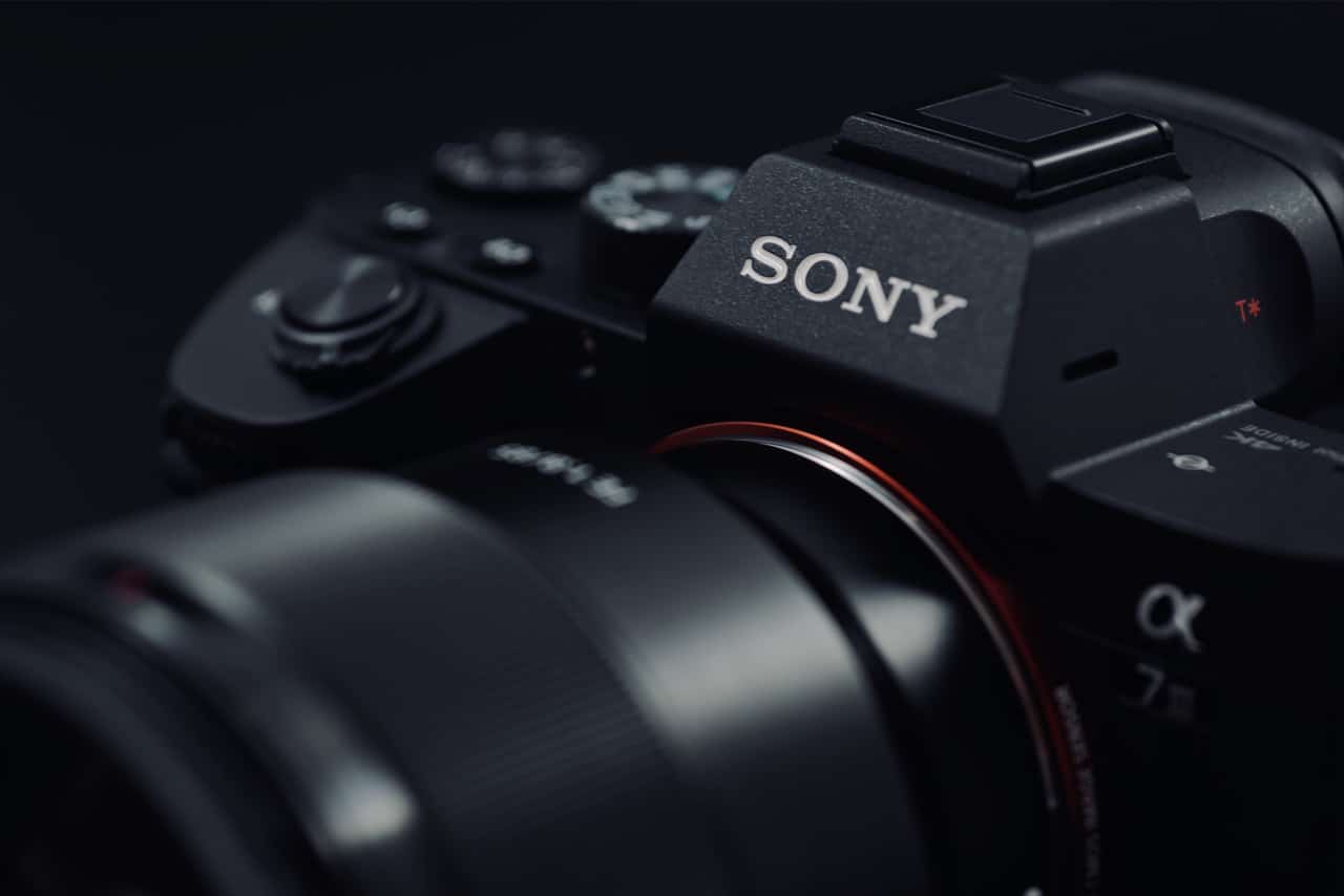 Imagem de uma câmera da Sony, destacando a logomarca no topo do aparelho
