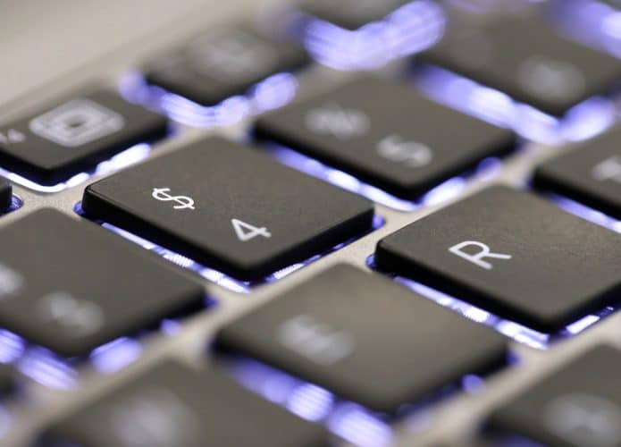 Imagem focada nos caracteres especiais de um teclado