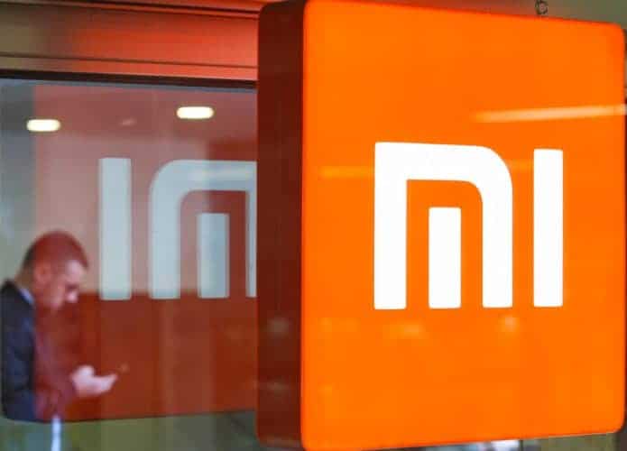 Logo da Xiaomi na fachada de uma loja
