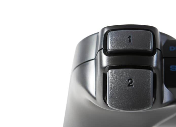 Imagem mostra o contorle SIXAXIS, o primeiro do PlayStation 3