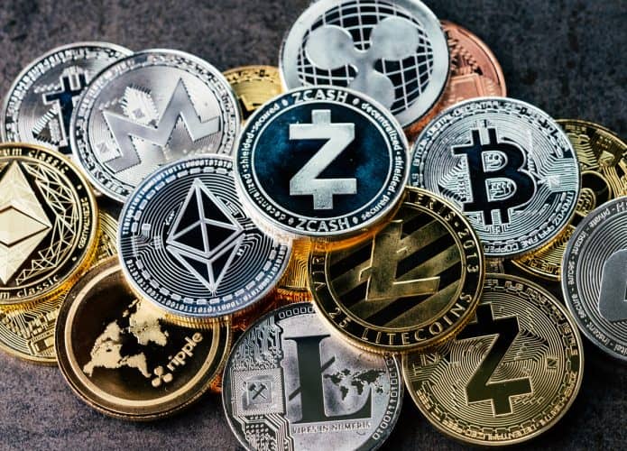 Diversas criptomoedas em cima de uma mesa