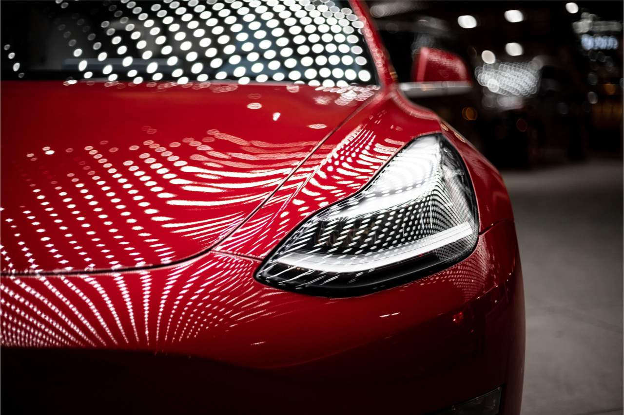 Imagem mostra a frente de um Model 3, automóvel elétrico fabricado pela Tesla