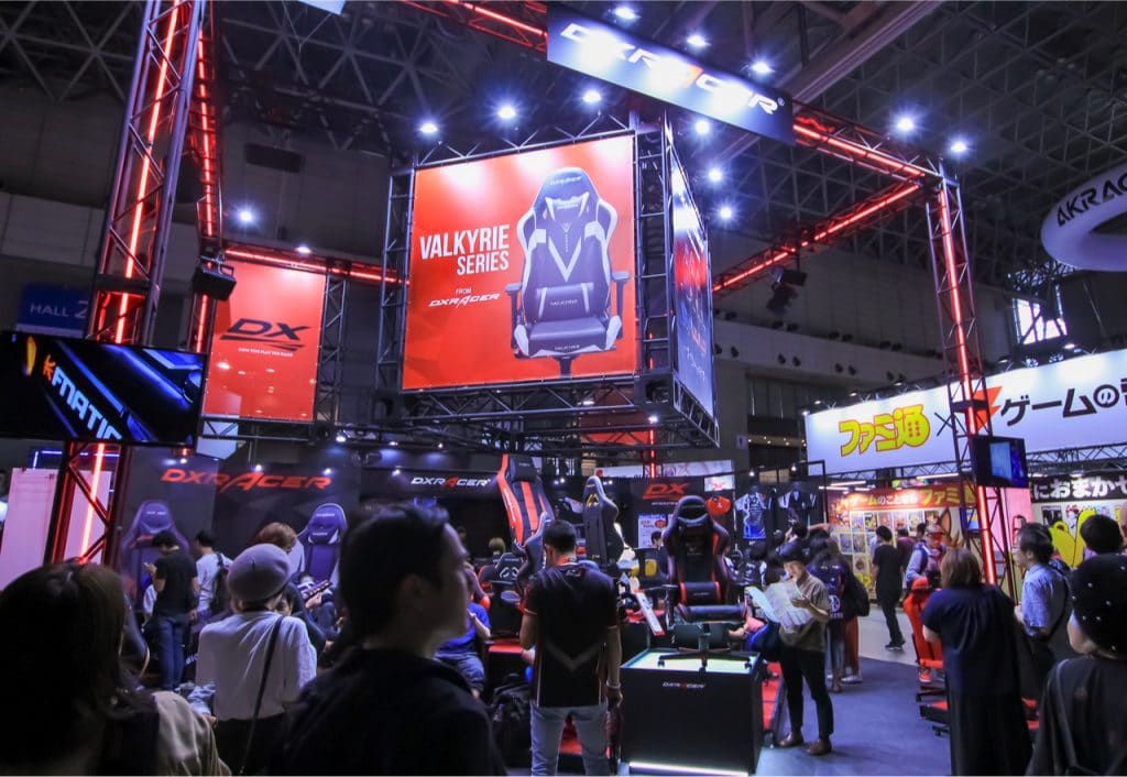 Imagem mostra palco de uma edição antiga da feira Tokyo Game Show: em 2021, evento será inteiramente online