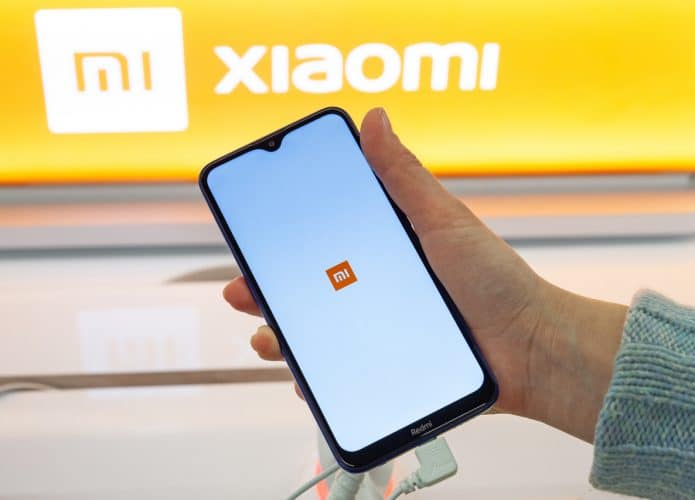 Smartphone Xiaomi com o logo da fabricante chinesa