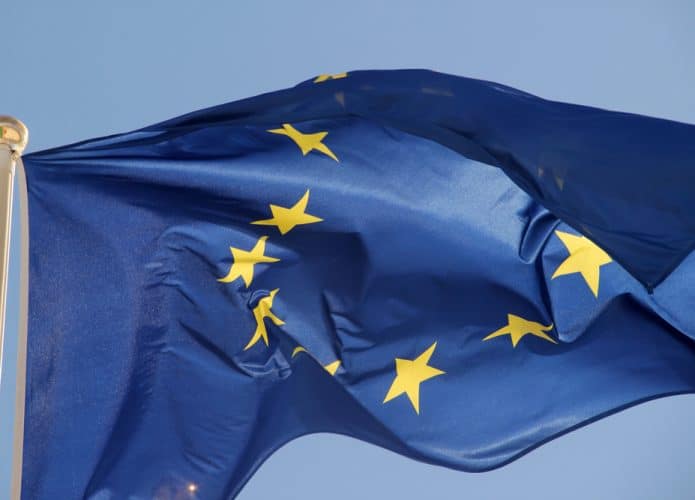 Bandeira da União Europeia em dia ensolarado