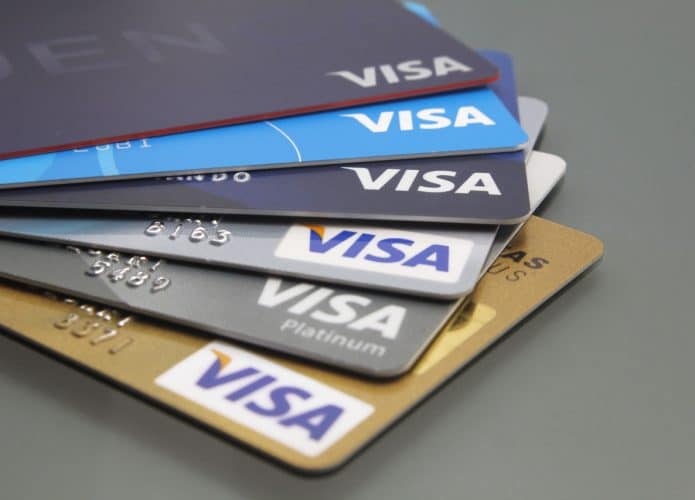 Diversos cartões bancários com a bandeira Visa