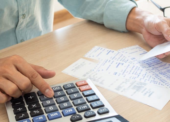 Ilustração de pessoa fazendo contas de suas finanças