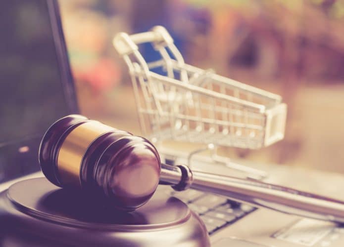 Imagem de um martelo de tribunal e carrinho de compras, simbolizando os direitos do consumidor