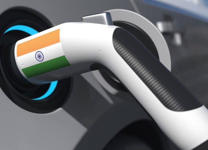 Plugue de carregamento em um carro elétrico com bandeira da Índia. animação conceitual renderização 3D
