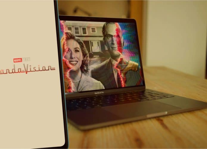 Montagem mostra um smartphone e uma tela de computador exibindo o logo e o pôster da série Wandavision, do Disney+