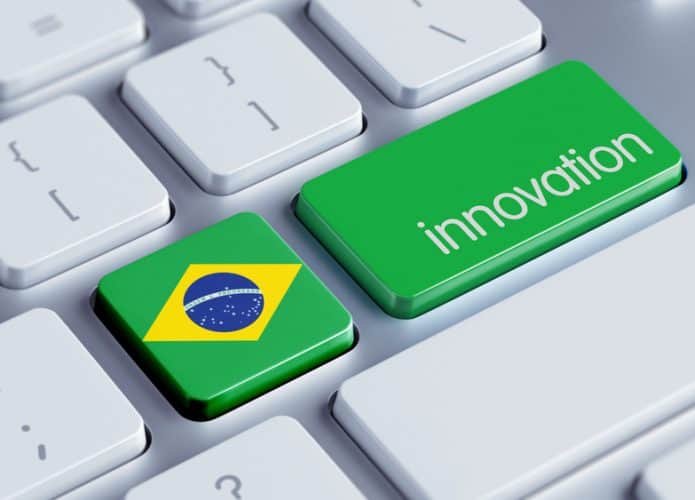 Na imagem, duas teclas de um teclado de computador estão mofificadas, uma com a bandeira do Brasil e a outra escrito 'innovation', que é inovação em tradução