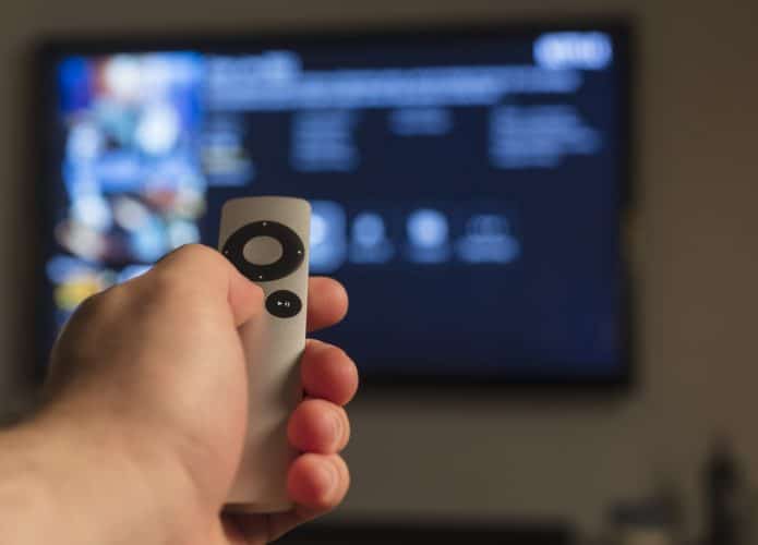 Pessoa mexendo em sua Apple TV