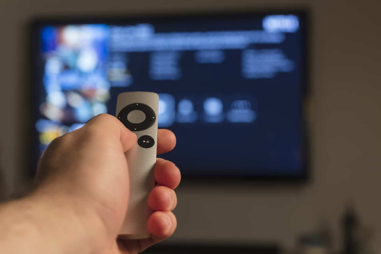 Pessoa mexendo em sua Apple TV
