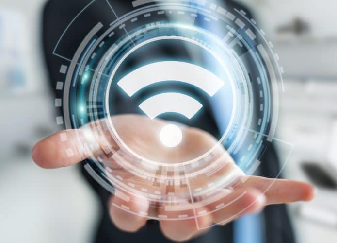 Empresário em fundo desfocado usando Wi-Fi gratuito interface hotspot 3D renderização