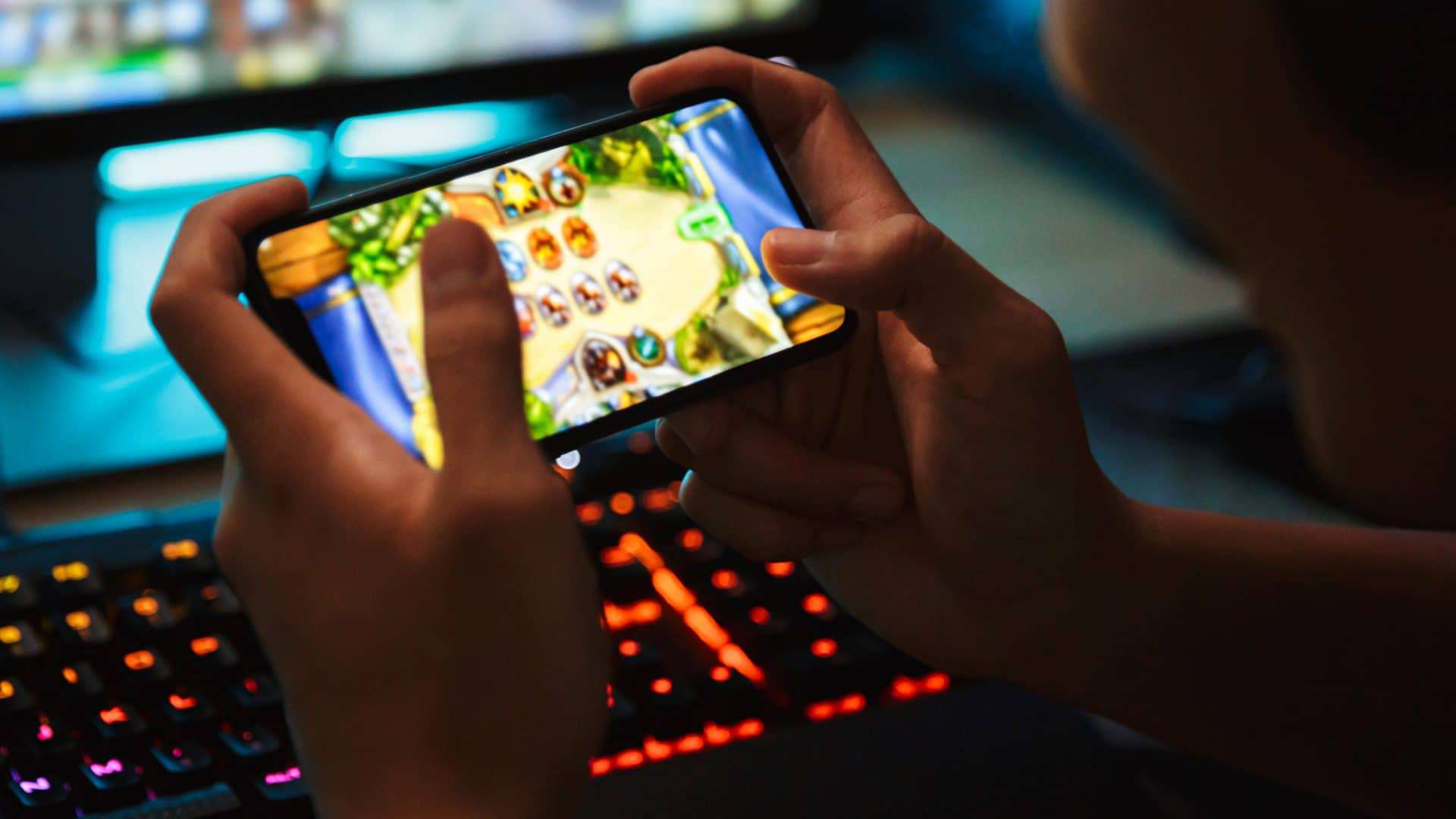Jovem jogando em um smartphone