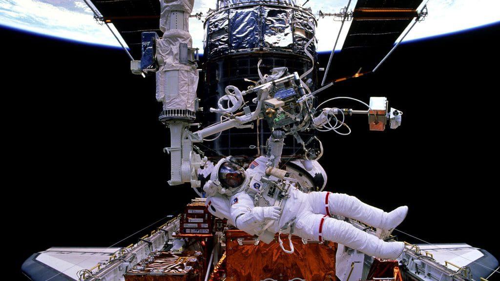 Foto mostra o astronauta Gregory J. Harbaugh em uma caminhada espacial para reparo do telescópio espacial Hubble em 1997