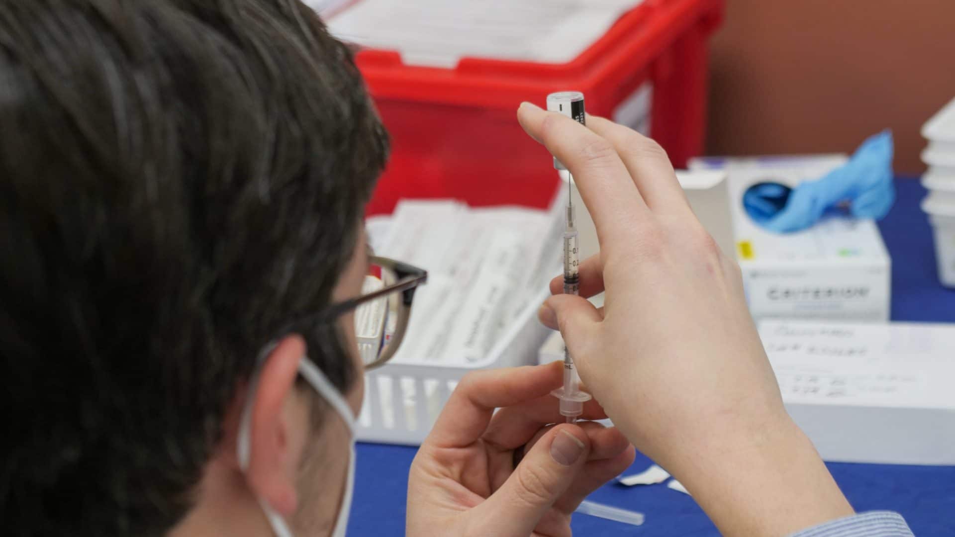 Vacina é fundamental para evitar coinfecção por duas variantes do coronavírus