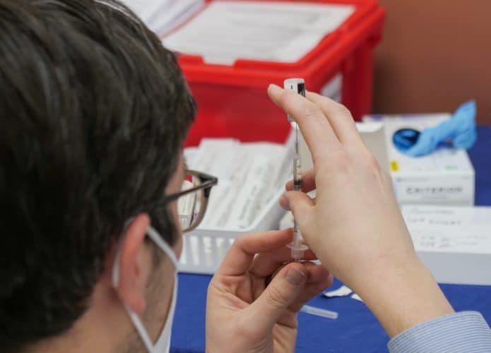 Vacina é fundamental para evitar coinfecção por duas variantes do coronavírus