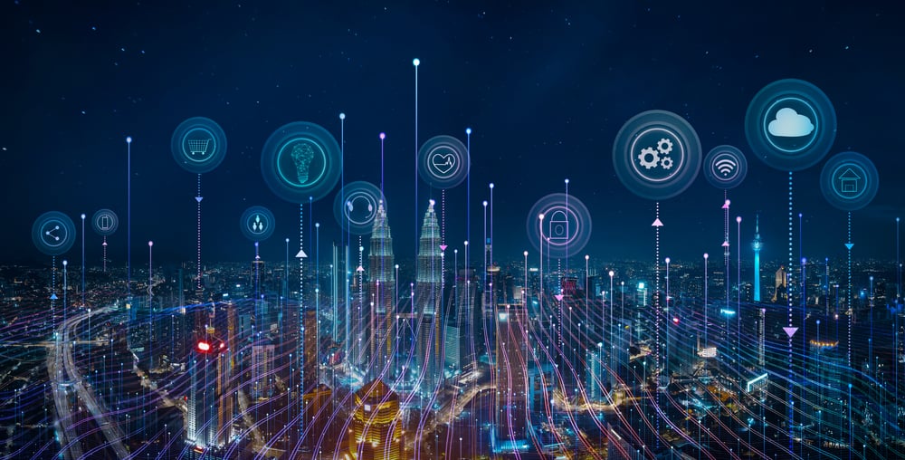 Imagem mostra prédios de uma cidade e uma camada de tecnologias diversas por cima