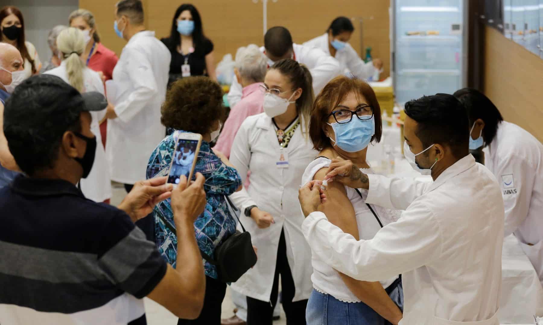 vacinação em hospital de são paulo, enfermeiras aplicando vacina em senhoras de idade