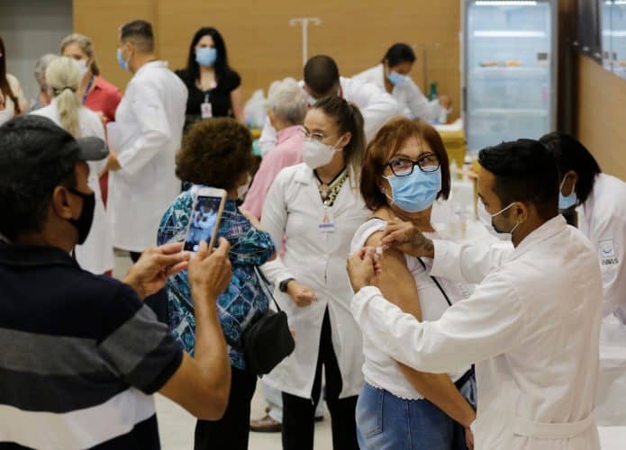 vacinação em hospital de são paulo, enfermeiras aplicando vacina em senhoras de idade