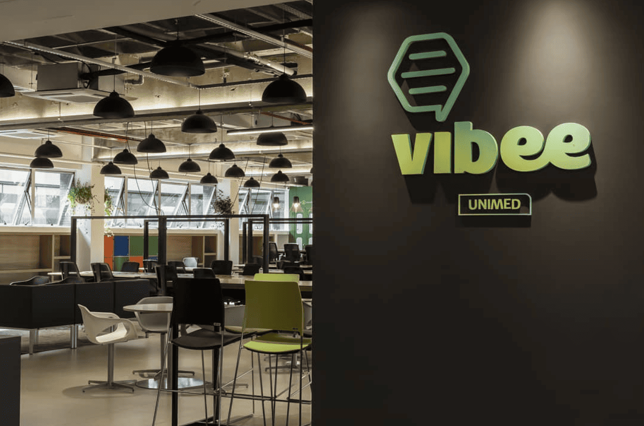 Imagem mostra um pouco da entrada do escritório da Vibee, hub de inovação e aceleradora de startups da Unimed
