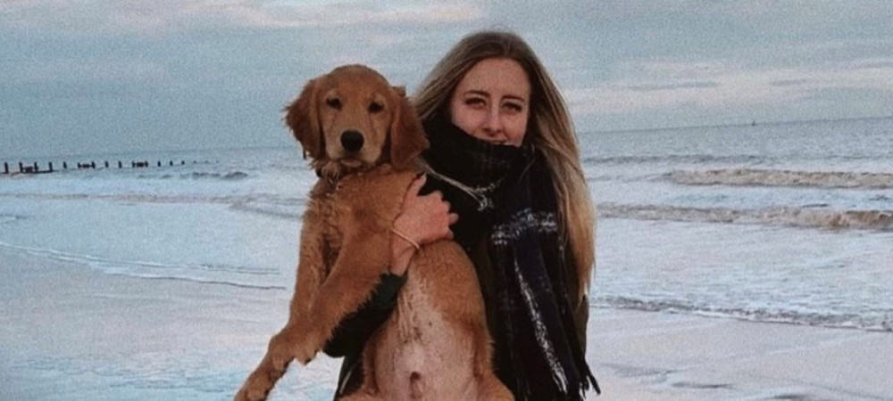 Rachel e seu Golden Retriever Jimmy, que engoliu o estojo com seus AirPods