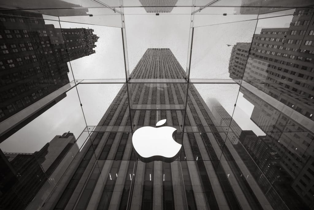 Logo da Apple em um prédio 