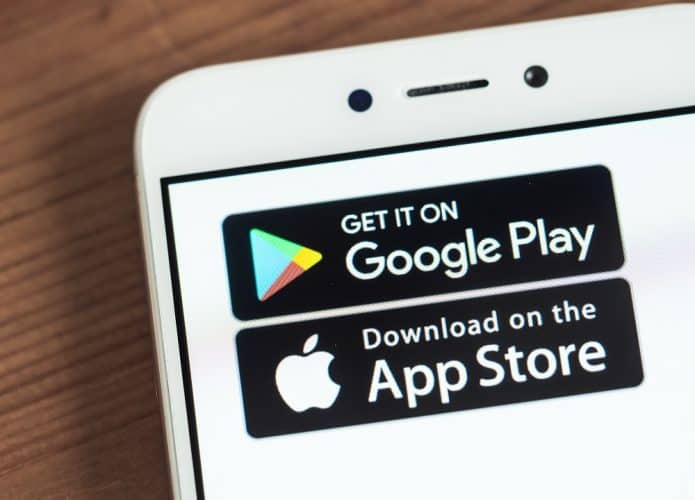 Na imagem, a tela de um smartphone mostra os slogans de ambas as lojas de aplicativos das empresas Apple e Google; na ordem em que aparedem, tem-se: Google Play em cima, App Store abaixo.