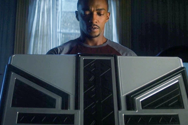 Caixa da Wakanda para Sam em 'Falcão e o Soldado Invernal'. Imagem: Marvel Studios/Divulgação
