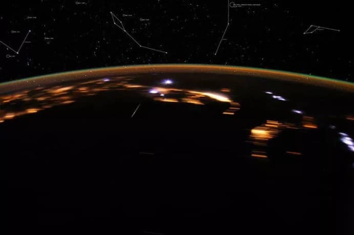 Chuva de meteoros Líridas registrada em 2012 pelo astronauta Don Pettit a bordo da Estação Espacial Internacional. Créditos: Nasa