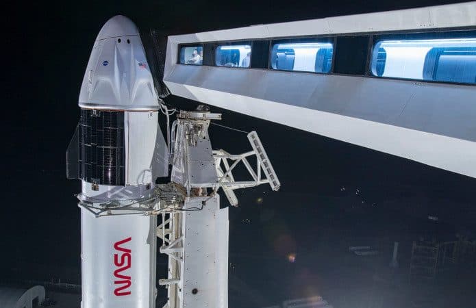 Foguete e cápsula que serão usados na Crew-2 acoplados à plataforma de lançamento 39A no Centrol Espacial Kennedy, na Flórida