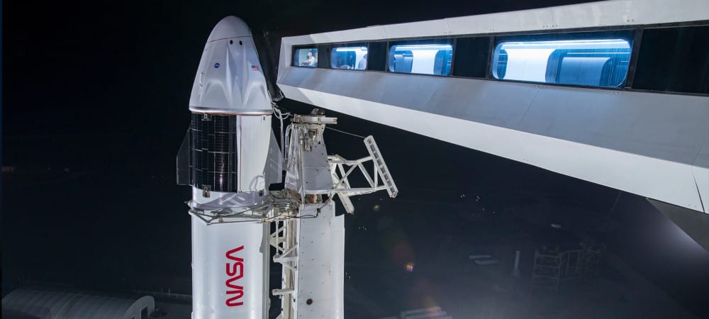 Foguete e cápsula que serão usados na Crew-2 acoplados à plataforma de lançamento 39A no Centrol Espacial Kennedy, na Flórida