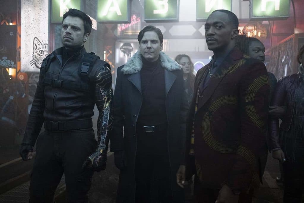 Daniel Brühl, Sebastian Stan e Anthony Mackie em cena de 'Falcão e o Soldado Invernal'. Imagem: Chuck Zlotnick/ Marvel Studios/Disney+