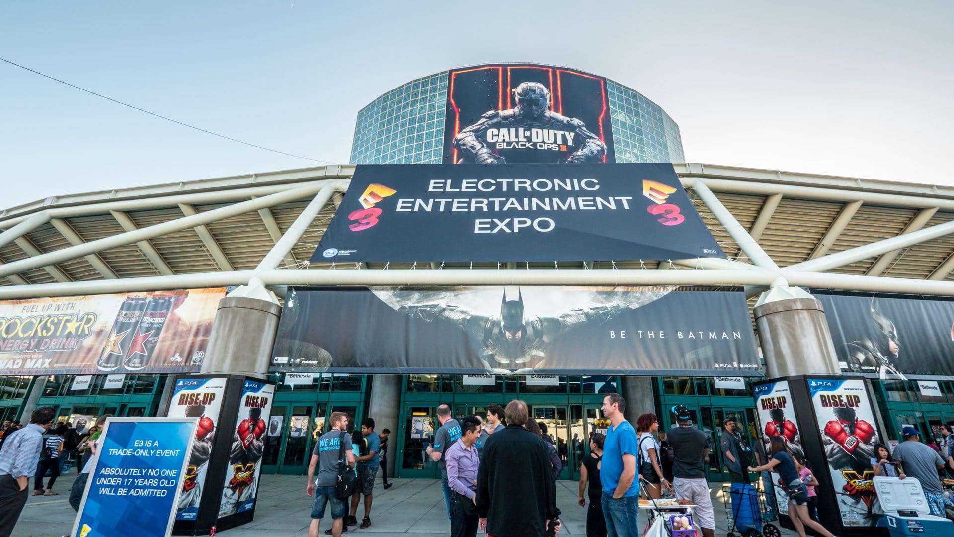 Centro de Convenções de Los Angeles hospedando a E3 2015 Expo, feira anual para a indústria de videogames. Imagem: logoboom / Shutterstock.com